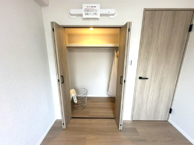 【収納】 | 吹田ロイヤルマンション | 5.5帖の洋室には、WIC付き！衣装ケースや旅行鞄などのかさばる荷物もスッキリ片付きます。