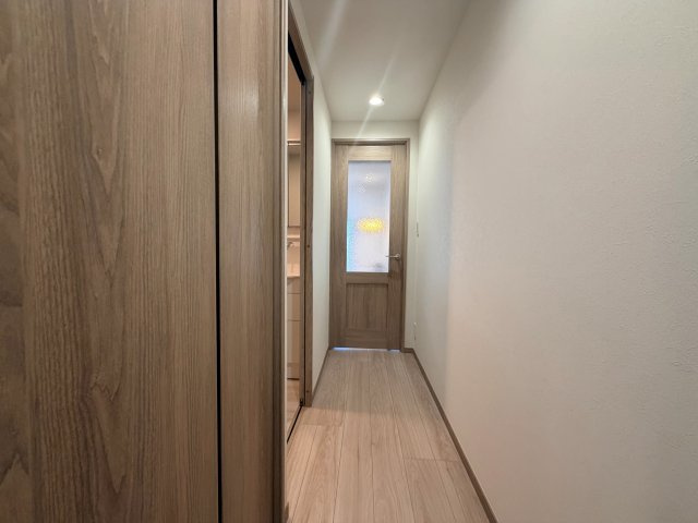 不二ハイツの玄関|お出かけ前の身だしなみチェックに役立つ鏡と収納完備の玄関です。

現地ご見学希望・資料請求などお気軽にお問い合わせ下さい！
03-5990-5201