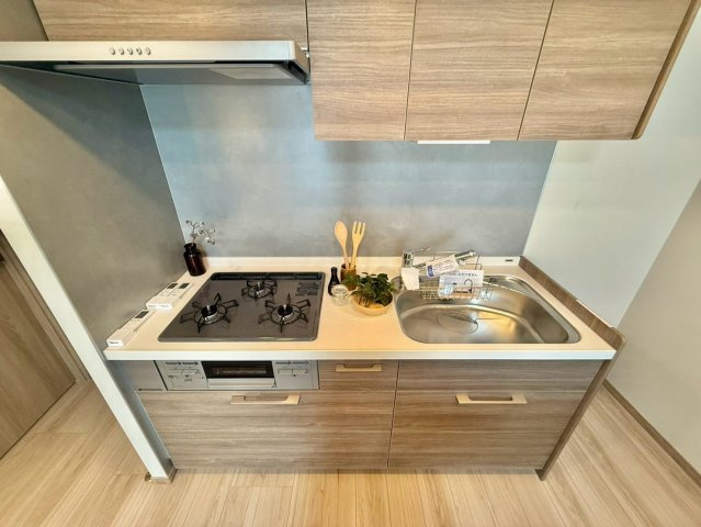 不二ハイツのキッチン|横一列にシンクとコンロをまとめたシンプルなシステムキッチン。動きやすさが魅力です！

現地ご見学希望・資料請求などお気軽にお問い合わせ下さい！
03-5990-5201