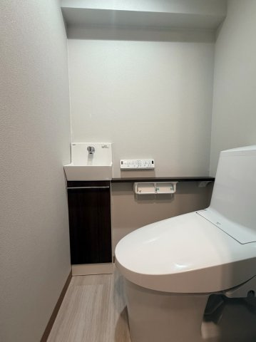 不二ハイツのトイレ|ウォシュレット付きのトイレはいつも快適！手洗い場を完備。

現地ご見学希望・資料請求などお気軽にお問い合わせ下さい！
03-5990-5201