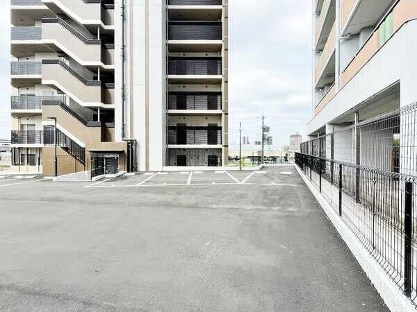 S-RESIDENCE金山altano(アルターノ)の駐車場