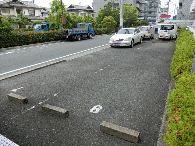 ロアジール西口の駐車場