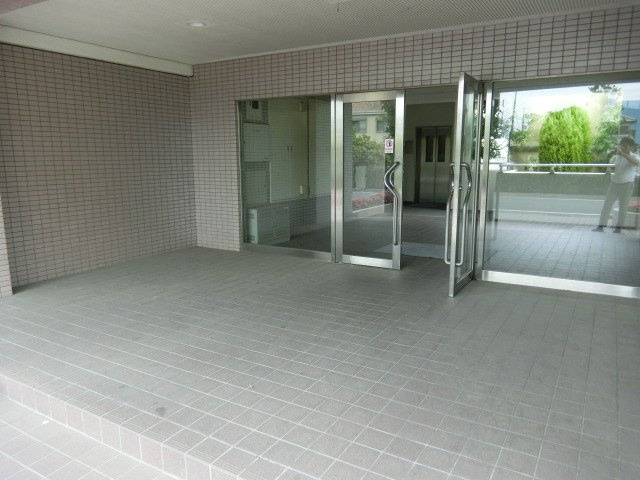 ロアジール西口のエントランス