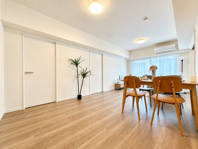 【居間・リビング】 | エステートマンション赤坂けやき通り☆仲介手数料無料☆ | 各洋室へはリビングを通ってアクセスする間取り。自然と家族が顔を合わせる機会が増え、家族の気配を感じながら暮らせる、コミュニケーションを育みやすい住まいです。