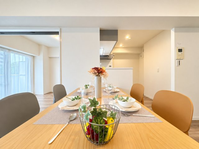 【その他】 | エステートマンション赤坂けやき通り☆仲介手数料無料☆ | 独立型キッチンの横にダイニングスペースを設けやすい間取り。キッチンからの動線も良く、配膳や片付けがしやすい、すっきりと使えるLDKです。