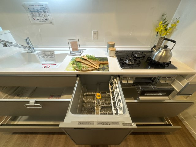 【キッチン】 | エステートマンション赤坂けやき通り☆仲介手数料無料☆ | 大容量の引き出し収納を備えたキッチン。調理器具や食器などをまとめて収納でき、作業台をすっきり確保。必要な物を取り出しやすく、調理もスムーズです。