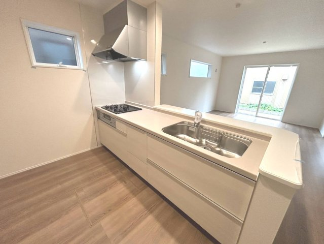 リーブルガーデン　一宮市木曽川町第三　全2区画分譲のキッチン|機能的で手入れがしやすいシステムキッチンでお掃除も楽々。蛇口は浄水器内蔵型で節湯CI対応水栓です。　
人造大理石カウンターやキッチンパネルなど明るくきれいにお使いいただけます。