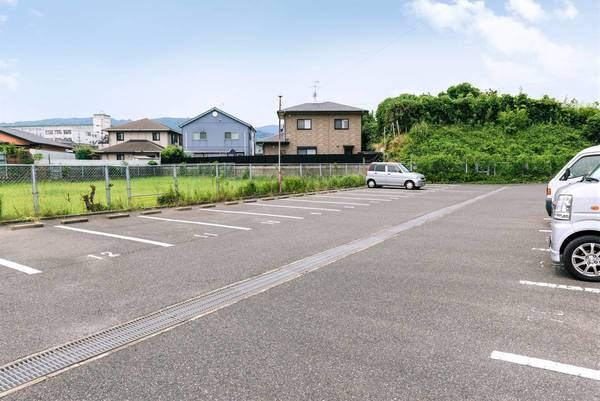 ビレッジハウス若松1号棟の駐車場