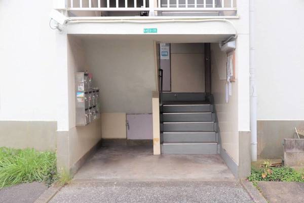 ビレッジハウス若松1号棟のエントランス