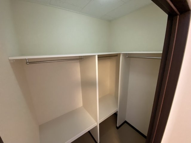 レオネクスト松の本の内装|収納たっぷりクローゼットです。