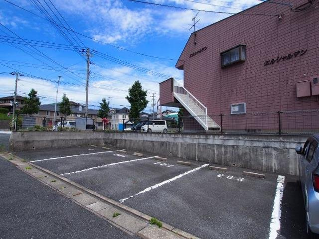 エルシャルマンの駐車場