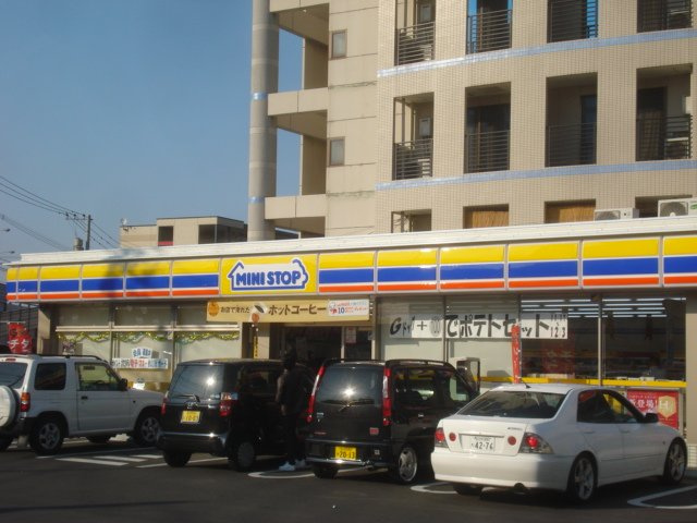 ポート・ソレイユの周辺|ミニストップ八幡穴生店まで310ｍ