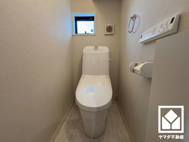 伏見区羽束師鴨川町のトイレ|ウォシュレット機能付きトイレです。窓からの換気も可能です。
