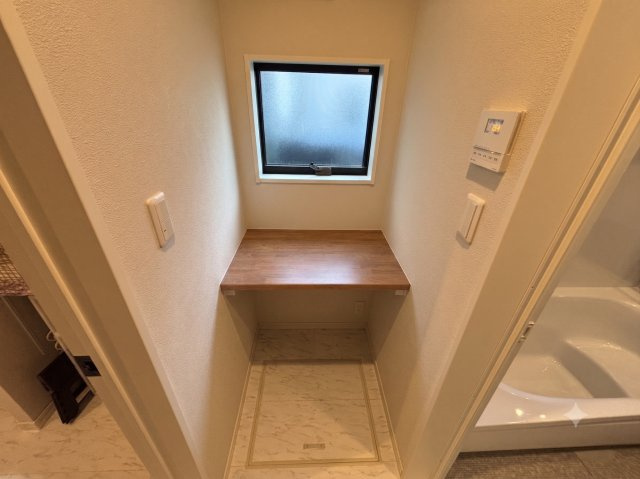 伏見区羽束師鴨川町のその他|脱衣所には棚がついています。洗濯物カゴを置くなど、工夫ができます。
※本画像は空室時の写真を加工し、家具・小物等を撤去したイメージです。
実際の仕様とは異なる場合がございます。