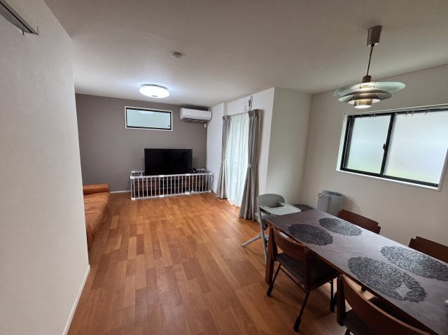 伏見区羽束師鴨川町の居間・リビング|※本画像は空室時の写真を加工し、家具・小物等を撤去したイメージです。
実際の仕様とは異なる場合がございます。