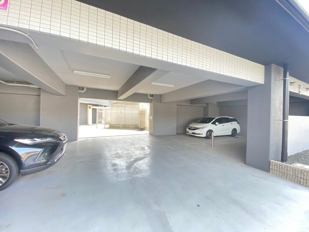ルミナス岸部の駐車場