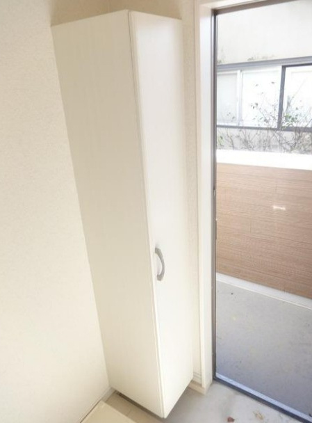 横浜市港南区上大岡西３丁目のアパートの玄関