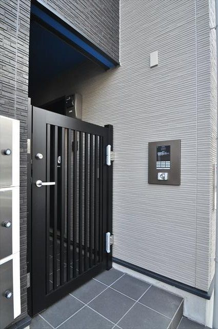 さいたま市南区沼影２丁目のアパートのエントランス