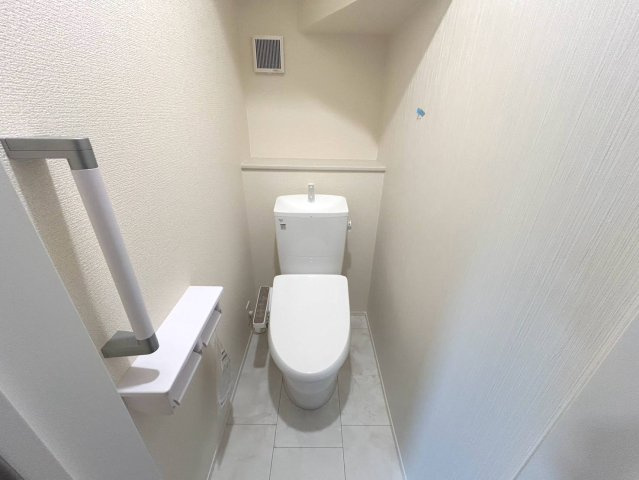リーブルガーデン　一宮市木曽川町第三　全2区画分譲のトイレ|超表面平滑加工とイオンパワーの「セフィオンテクト」加工で、汚れが付きにくく落ちやすい仕様で清潔です。
便器にフチがないので汚れが隠れて見えない部分がありません。お手入れがとってもラクラクです。