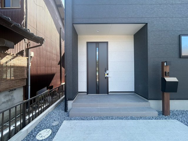 リーブルガーデン　一宮市木曽川町第三　全2区画分譲の玄関|【ピッキング防止機能付き玄関ドア錠】玄関ドアの鍵は上下に２つあり、内側の下段は脱着サムターンキー。
鍵を不正に開錠されても、もう１つの鍵でピッキングを防ぎます。防犯性の高い仕様になっています。