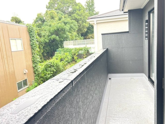 リーブルガーデン　一宮市木曽川町第三　全2区画分譲のバルコニー|バルコニーは南向きで洗濯物もよく乾きます！強度と表面積硬度を持つFPRで防水しています。