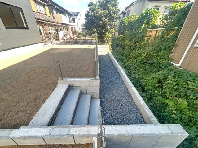 リーブルガーデン　一宮市木曽川町第三　全2区画分譲の庭|お庭スペースです。階段下は砂利敷になっております。