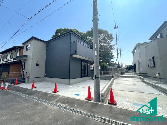 ●31(土)1(日)現地案内可能！　生駒郡斑鳩町服部　新築一戸建ての前面道路含む現地写真|周辺は閑静な住宅街！前面道路広々で車の出し入れも便利です。駐車が苦手な方でも安心して車庫入れできます！
