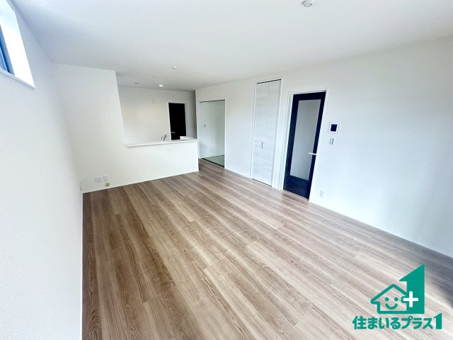 ●31(土)1(日)3(祝)現地案内可能！　生駒郡斑鳩町服部　新築一戸建ての居間・リビング|日当たり良好の明るいリビングで朝の目覚めもスッキリできそう！対面キッチンでご家族のコミュニケーションも自然と増える設計！小さなお子様が遊ぶスペースを作っても広々とくつろげるLDK！