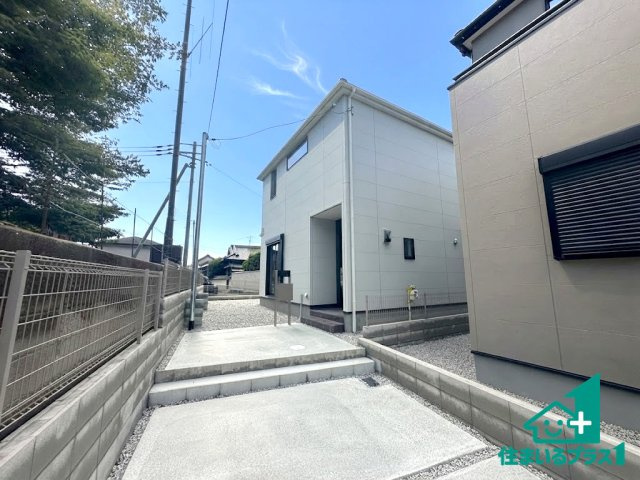 ●24(土)25(日)現地案内可能！　生駒郡斑鳩町服部　新築一戸建ての外観|安心の10年保証！外観を美しく保ち、雨水で汚れを落とします！気になることがありましたら、お気軽にお問い合わせください！