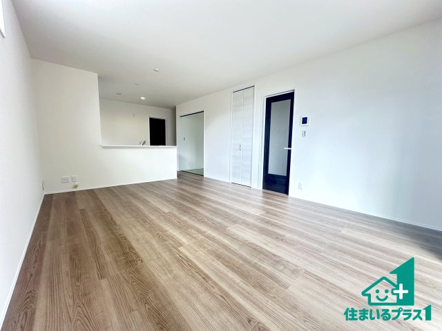 ●31(土)1(日)3(祝)現地案内可能！　生駒郡斑鳩町服部　全3邸の居間・リビング|シンプルなリビングは、観葉植物等のインテリアを楽しめますね！パパ好みにも、ママ好みにも家具次第で雰囲気を変えることができます！