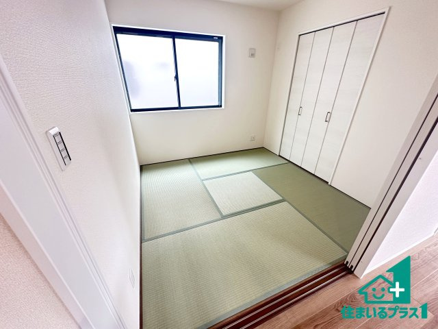 ●10(土)11(日)12(祝)現地案内可能！　生駒郡斑鳩町服部　新築一戸建ての和室|一室あると便利な和室は客間としてだけでなく、小さなお子様のプレイルームや食後のくつろぎスペースとしてもご利用いただけます。収納もついていますので大活躍間違いなし！