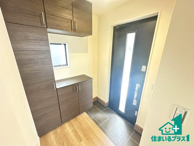 ●17(土)18(日)現地案内可能！　生駒郡斑鳩町服部　新築一戸建ての玄関|シューズボックスにはたくさんの靴が収納できるので玄関周りはいつもスッキリ！ご家族が増えても安心！