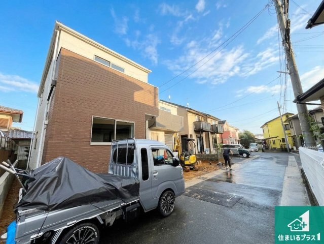 草津市東矢倉　第2期　新築一戸建ての前面道路含む現地写真|周辺は閑静な住宅街！前面道路広々で車の出し入れも便利です。駐車が苦手な方でも安心して車庫入れできます！