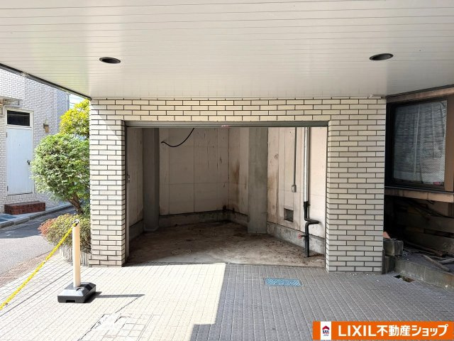 北区志茂4丁目店舗・事務所のエントランス|倉庫左