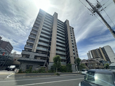 【外観】 | デュオヒルズ堺ザ・レジデンス | 南東面ワイドバルコニーですので、日当たり良好！お洗濯物やお布団を気持ちよく干せそうです♪スロップシンク付きですので、バルコニーのお掃除にも便利ですね！