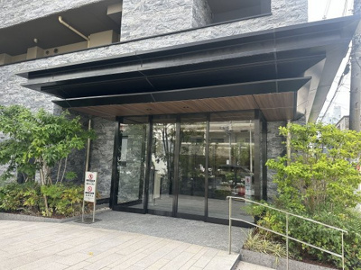 【エントランス】 | デュオヒルズ堺ザ・レジデンス | 開花幼稚園まで徒歩３分♪小さなお子様のいるご家庭も安心ですね！