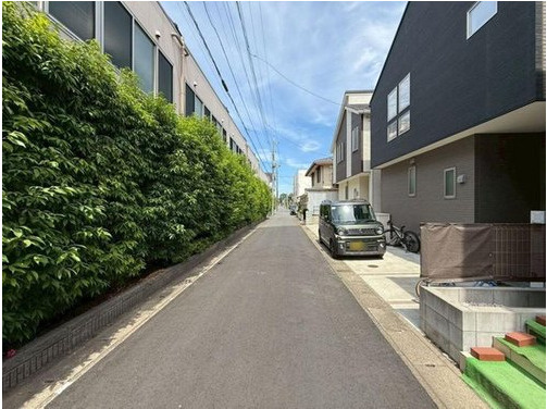 流山市東初石2丁目　中古戸建　令和6年築の前面道路含む現地写真