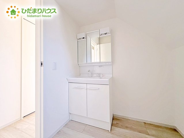 【独立洗面台】 | ひたちなか市高場1期　新築戸建　1号棟 | 広く、明るい洗面スペースで朝の身支度も快適に♪３面鏡で髪のセットやお化粧もストレスなくこなせ、鏡の裏にはたっぷりと収納スペースを標準装備！