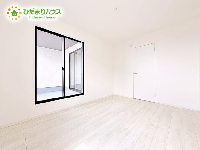 【寝室】 | ひたちなか市高場1期　新築戸建　1号棟 | バルコニーに面していて、たっぷり光りの入る明るい主寝室です！