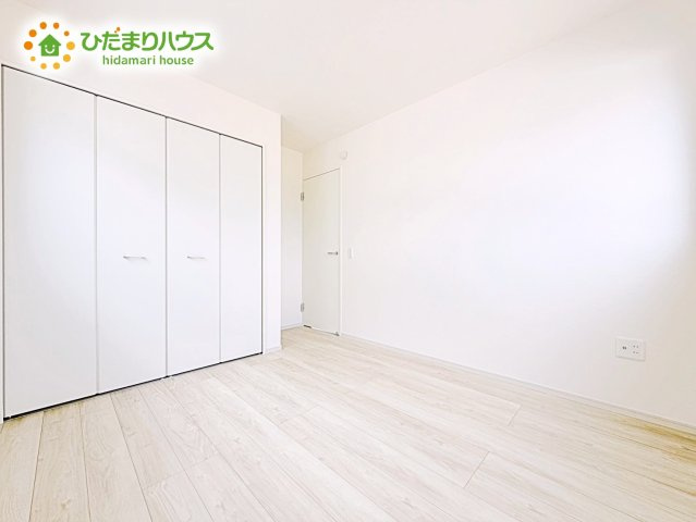 【洋室】 | ひたちなか市高場1期　新築戸建　1号棟 | 明るい洋室は、生活にゆとりを齎してくれるゆったりスペース。大きな窓からは陽光が入り、リラックスした時の流れを感じられ、