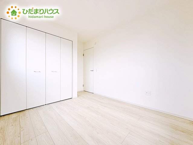 【洋室】 | ひたちなか市高場1期　新築戸建　1号棟 | 白を基調とした明るく爽やかな子ども室。自分の時間に集中できる、落ち着きのある居室です。学習机やベッドなどの家具もゆとりを持って配置できます。