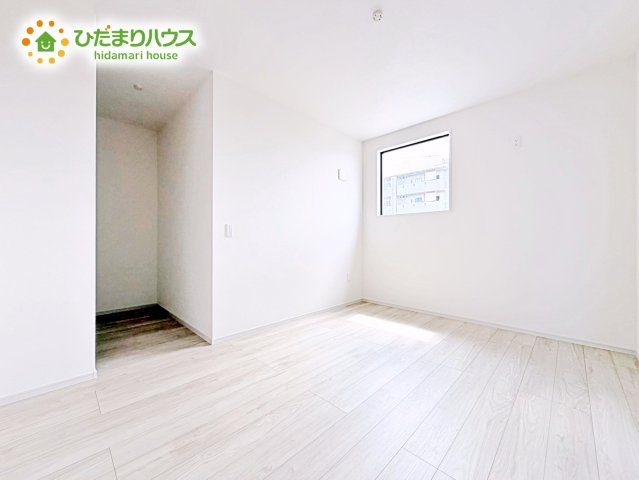 【洋室】 | ひたちなか市高場1期　新築戸建　1号棟 | 室内には収納スペースもあり、衣類や小物類をたっぷり収納可能。お部屋をより広くお使いいただけます。