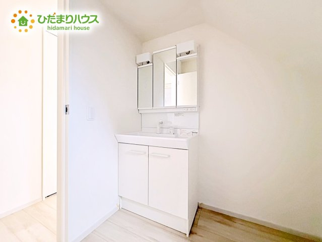 【独立洗面台】 | ひたちなか市高場1期　新築戸建　2号棟 | ゆとりの洗面スペースで朝の身支度も快適スムーズに。３面鏡で髪のセットやお化粧もストレスなくこなせ、朝から気分良く通勤通学に向かえそうですね！