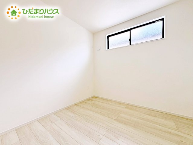 【洋室】 | ひたちなか市高場1期　新築戸建　2号棟 | 質の良い睡眠で一日の疲れを癒す空間で気持ちの良い一日のスタートを切ることができます。バルコニーへ出入りでき、洗濯物干しや布団干しもラクラクです。