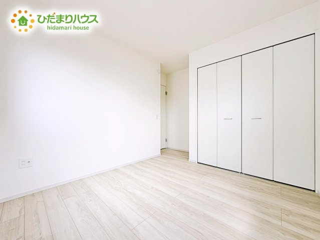 【洋室】 | ひたちなか市高場1期　新築戸建　2号棟 | 木目のフローリングが暖かみのある室内に。明るい寝室で心地のいい朝を迎えられそう。