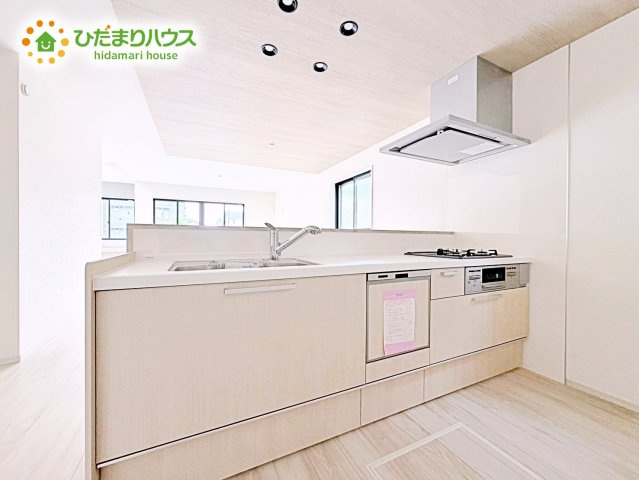 【キッチン】 | ひたちなか市高場1期　新築戸建　2号棟 | シンプルなシステムキッチン♪広々としていてお料理をするのにも十分な広さがあります！お子様とお菓子作りをしたり、新しいお料理に挑戦したり毎日の家事が楽しくなりそうです！