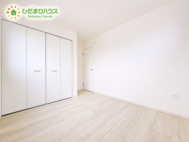 【洋室】 | ひたちなか市高場1期　新築戸建　2号棟 | 天井の高い主寝室。ゆっくりと過ごせる大人のくつろぎ空間！