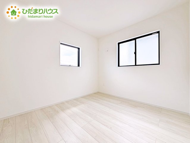 【洋室】 | ひたちなか市高場1期　新築戸建　2号棟 | 2面採光を確保した明るい室内は、風通しも良く、大変居心地の良い空間となっております。