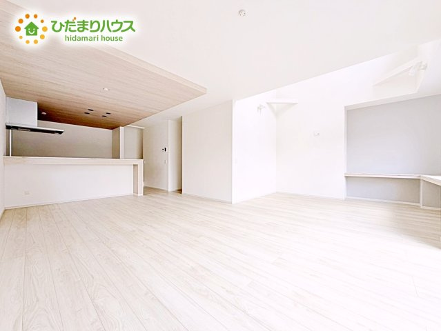 【居間・リビング】 | ひたちなか市高場1期　新築戸建　2号棟 | 開放感あるLDKを確保！家族が集まるリビングはゆったり過ごしリフレッシュする場として居心地の良い空間にしたいですね。