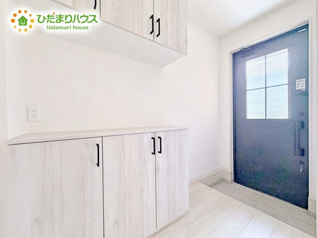 【玄関】 | ひたちなか市高場1期　新築戸建　2号棟 | ドアのアクセントが印象的♪天井まであるシューズボックスは、家族全員の靴が入るため、散らかりがちな玄関もスッキリ片付きますね。
